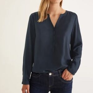 Revolve x JOIE Addie Blouse 100% Silk Navy Contrast Blue collar trim Pleated XS